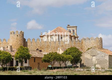 Spanien, Kastilien und Leon, Uruena, die Stadtmauer und die Kirche Santa Maria del Azogue Stockfoto