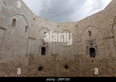 ANDRIA, ITALIEN, JULI 8. 2022 - Innere Castel del Monte, erbaut in achteckiger Form von Frederick II. Im 13. Jahrhundert in Apulien, Provinz Andria, A. Stockfoto