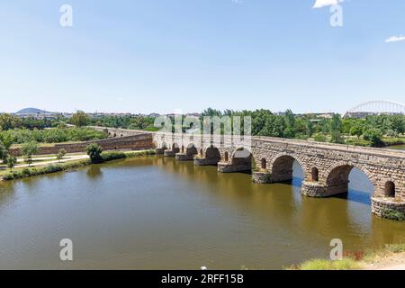 Spanien, Extremadura, Merida, Archäologisches Ensemble von Merida, das von der UNESCO zum Weltkulturerbe erklärt wurde, die römischen Ruinen von Augusta Emerita, die römische Brücke über den Fluss Guadiana Stockfoto