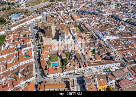 Spanien, Extremadura, Olivenza, Kirche Santa Maria und Burg Torre del Homenaje (Luftaufnahme) Stockfoto