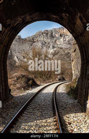 Alte Eisenbahn durch kurze Tunnel in malerischer ländlicher Landschaft Stockfoto