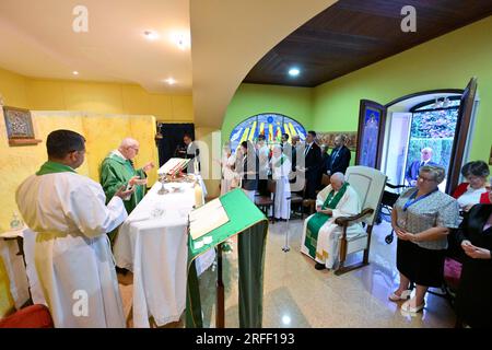 Lissabon, Portugal. 03. Aug. 2023. Portugal, Lissabon, 2023./8./3. Papst Franziskus während der Messe in der Nunciature in Lissabon. Foto von DEN VATIKANISCHEN MEDIEN/katholische Presse Foto: Unabhängige Fotoagentur/Alamy Live News Stockfoto