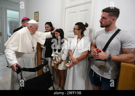 Lissabon, Portugal. 03. Aug. 2023. Portugal, Lissabon, 2023./8./3. Papst Franziskus während der Messe in der Nunciature in Lissabon. Foto von DEN VATIKANISCHEN MEDIEN/katholische Presse Foto: Unabhängige Fotoagentur/Alamy Live News Stockfoto