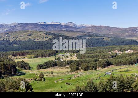 Spanien, Kastilien und Leon, Hoyos del Espino, Blick auf die Sierra de Gredos Stockfoto