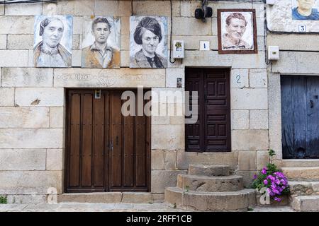 Spanien, Kastilien und Leon, Mogarraz, einige Porträts des Projekts Retrata2-388 von Florencio Maillo auf einem Haus Stockfoto