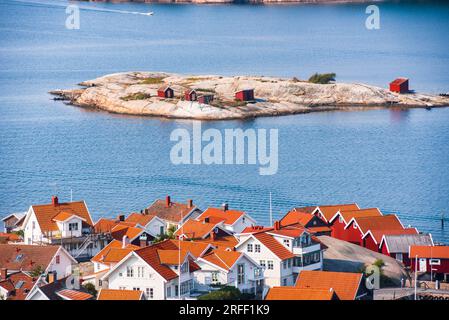 Schweden, Bohuslan, Fjallbacka, erhöhter Blick auf die Stadt von der Vetteberget Klippe. Blick auf die Stadt aus der Vogelperspektive Stockfoto
