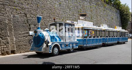 SAN MARINO, 5. JULI 2022 - Touristenzug durch die Straßen von San Marino, Europa Stockfoto