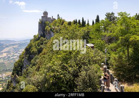 SAN MARINO, 5. JULI 2023 - der Weg zum Cesta of Fratta Tower auf dem Titan in San Marino, Republik San Marino, Europa Stockfoto