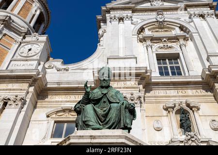 LORETO, ITALIEN, 5. JULI 2022 - das Denkmal von Papst Sixtus V mit der Fassade des Schreins des Heiligen Hauses von Loreto in Loreto, Italien Stockfoto