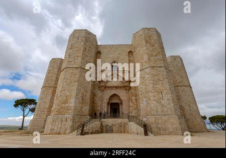 ANDRIA, ITALIEN, 8. JULI 2022 - Blick auf Castel del Monte, erbaut in achteckiger Form von Frederick II. Im 13. Jahrhundert in Apulien, Provinz Andria, AP Stockfoto