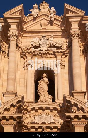 Italien, Sizilien, Syrakus, Insel Ortigia, UNESCO-Weltkulturerbe, Geburtskirche der heiligsten Jungfrau Maria (Cattedrale Metropolitana della Natività di Maria Santissima) Stockfoto