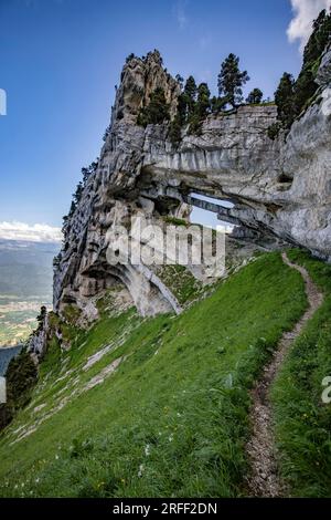 Frankreich, Isere, Massif de la Chartreuse, Arche Isabelle, Tour Percée oder Tour Isabelle. Der Grande Arche de Chartreuse ist der größte Bogen in den Alpen, seine Öffnung ist etwa 29 Meter lang. Vor der Arche befinden sich zwei Löcher im Felsen, die zwei Augen genannt werden. Es gibt keinen gekennzeichneten Pfad für Wanderer, um dorthin zu gelangen. Stockfoto