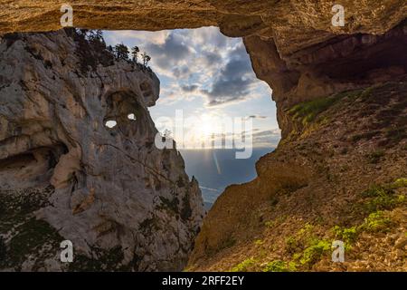 Frankreich, Isere, Massif de la Chartreuse, Arche Isabelle, Tour Percée oder Tour Isabelle. Der Grande Arche de Chartreuse ist der größte Bogen in den Alpen, seine Öffnung ist etwa 29 Meter lang. Vor der Arche befinden sich zwei Löcher im Felsen, die zwei Augen genannt werden. Es gibt keinen gekennzeichneten Pfad für Wanderer, um dorthin zu gelangen. Stockfoto