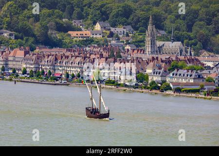 Frankreich, seine-Maritime, Caudebec-en-Caux, auch Rives-en-seine genannt, Armada 2023, caravel Vera Cruz segelt vor der Stadt, Blick von der Brotonenbrücke Stockfoto