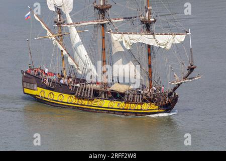 Frankreich, Seine-Maritime, Heurteauville, Armada 2023, Shtandart, Nachbildung einer russischen Fregatte aus dem 18. Jahrhundert, segelt die seine hinauf Stockfoto