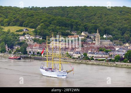 Frankreich, seine-Maritime, Caudebec-en-Caux, auch Rives-en-seine genannt, Armada 2023, Das indonesische Trainingsschiff Bima Suci mit drei-Mast-Barque segelt vor der Stadt, Blick von der Brotonten-Brücke Stockfoto