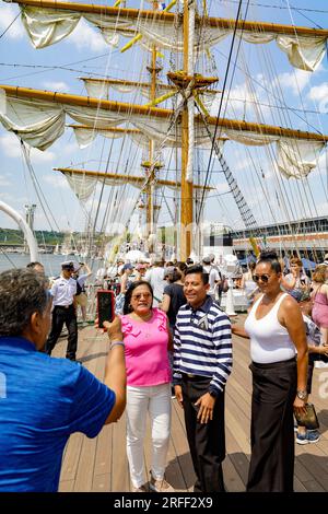 Frankreich, seine-Maritime, Rouen, Armada 2023, Touristen, die sich mit einem Seemann in Uniform auf dem mexikanischen Ausbildungsschiff Cuauhtemoc fotografieren Stockfoto