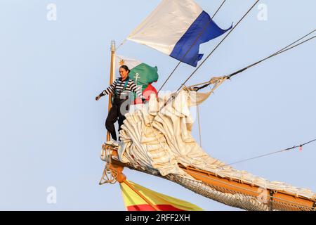 Frankreich, seine-Maritime, Rouen, Armada 2023, feierliche Ankunft des mexikanischen Ausbildungsschiffs Cuauhtemoc, in der Innenstadt des Flusshafens, junger weiblicher Marinekadett, stolz auf dem Bowsprit-Mast, Symbol der Feminisierung eines als männlich erkannten Berufs Stockfoto