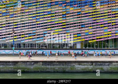 Frankreich, seine-Maritime, Rouen, Armada 2023, Besucher, die vor der bunten Fassade der Metropole Rouen Normandie HedQuartiere vom Architekten Jacques Ferrier, von der seine aus gesehen, laufen Stockfoto