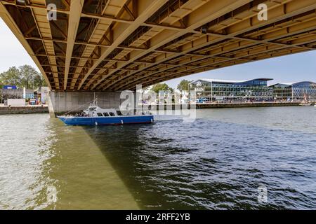 Frankreich, seine-Maritime, Rouen, Armada 2023, ein kleines Kreuzfahrtschiff fährt unter der Brücke Guillaume le Conquérant mit Touristen an Bord Stockfoto