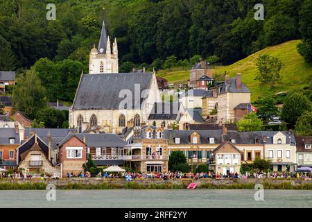 Frankreich, seine-Maritime, Vatteville-la-Rue, Armada 2023, Grand Parade, Blick auf Villequier, die Menschenmenge der Zuschauer, die auf die Überfahrt großer Schiffe am Kai warten Stockfoto