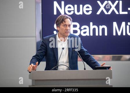 München, Deutschland, 2. August 2023, Michael Peter, CEO von Siemens Mobility auf der Pressekonferenz zur Präsentation der neuen Züge für die S-Bahn München durch Siemens Mobility am 2. August 2023 in München. (Foto: Alexander Pohl/Sipa USA) Guthaben: SIPA USA/Alamy Live News Stockfoto
