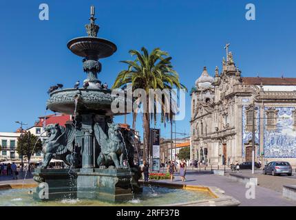 Porto, Portugal. Brunnen der Löwen oder Fonte dos Leoes in der Praca de Gomes Teixeira, allgemein bekannt als Pracala dos Leões oder Löwenplatz. Der 1 Stockfoto