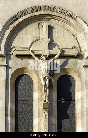 Frankreich, Meurthe et Moselle, Jarville la Malgrange, Sacré-Coeur-Kirche (Heiliges Herz), erbaut im Jahr 1878, Detail des Glockenturms im römisch-byzantinischen Stil, Kopie des Sacré-Coeur de Montmartre (heiliges Herz von Montmartre) vom Architekten Rougieux aus Nancy mit Jesus Christus am Kreuz Stockfoto