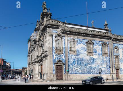 Porto, Portugal. Asulejos schmücken das Äußere des Igreja do Carmo. Die Kirche wurde Mitte des 18. Jahrhunderts erbaut. Die Fliesen, entworfen von Silv Stockfoto