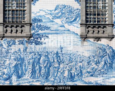 Porto, Portugal. Asulejos schmücken das Äußere des Igreja do Carmo. Die Kirche wurde Mitte des 18. Jahrhunderts erbaut. Die Fliesen, entworfen von Silv Stockfoto