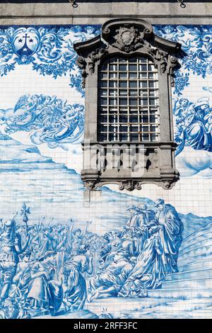 Porto, Portugal. Asulejos schmücken das Äußere des Igreja do Carmo. Die Kirche wurde Mitte des 18. Jahrhunderts erbaut. Die Fliesen, entworfen von Silv Stockfoto