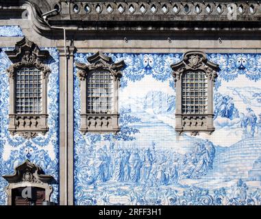 Porto, Portugal. Asulejos schmücken das Äußere des Igreja do Carmo. Die Kirche wurde Mitte des 18. Jahrhunderts erbaut. Die Fliesen, entworfen von Silv Stockfoto