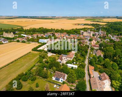 Frankreich, Loiret, Yevre le Chatel, historische feudale Stadt (Luftaufnahme) Stockfoto