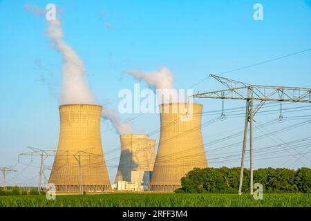 Frankreich, Loiret, Dampierre en Burly, Hochspannungsleitung und das EDF-Kernkraftwerk von Dampierre Stockfoto