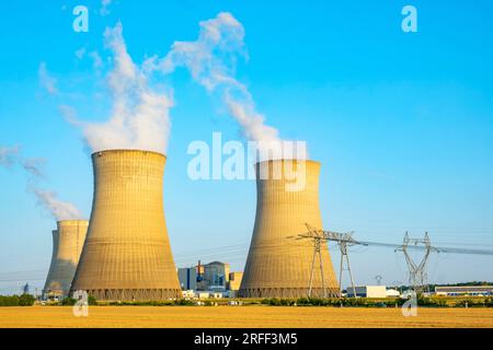 Frankreich, Loiret, Dampierre en Burly, Hochspannungsleitung und das EDF-Kernkraftwerk von Dampierre Stockfoto