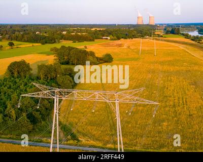 Frankreich, Loiret, Ouzouer sur Loire, Hochspannungsleitung und EDF-Kernkraftwerk von Dampierre Stockfoto
