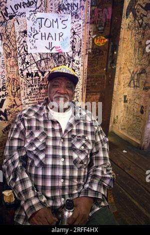 United States, Mississippi, Clarksdale, Caravan Blues Fest, der Bluesman und sein Stuhl im Morgan Freeman Ground Zero Club Stockfoto