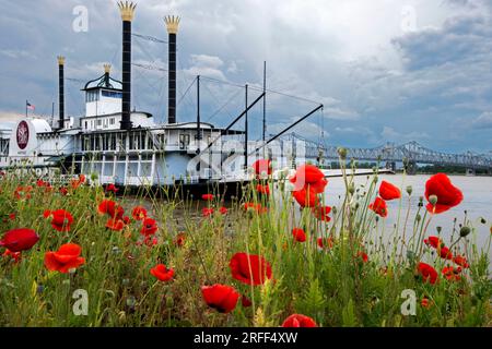 USA, Mississippi, Natchez, Natchez, die Natchez Trace Parkway Bridge über den Mississippi River und das Natchez Steamboat Casino Stockfoto