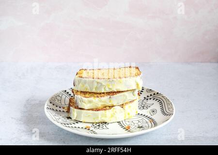 Zitronenkuchen auf einem Teller Stockfoto