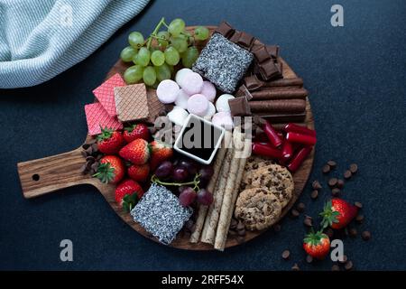 Auswahl an Früchten und Süßigkeiten auf einer Platte Stockfoto