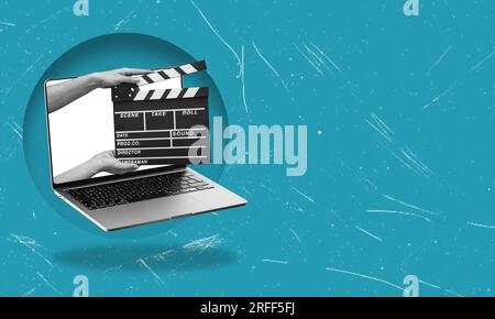 Kunstcollage, Filmkapper und Laptop auf blauem Hintergrund mit Kopierbereich. Konzept der Filmaufnahme. Stockfoto