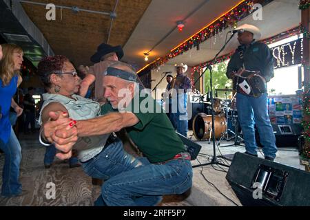 Die USA, Louisiana, Henderson und der Zydeco-Musiker Geno Delafosse spielen im Whiskey River Club im Atchafalaya Basin Stockfoto