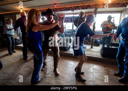 Die USA, Louisiana, Henderson und der Zydeco-Musiker Geno Delafosse spielen im Whiskey River Club im Atchafalaya Basin Stockfoto