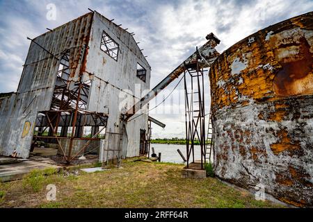 USA, Louisiana, Dulac, Lagerhäuser und Häuser, die durch den Hurrikan vom Oktober 2021 zerstört wurden Stockfoto