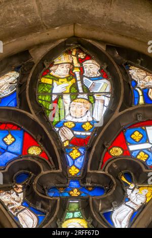 Frankreich, Eure, Evreux, die Kathedrale, Buntglas, das Ludwig XI. Repräsentiert, der die Salbung vom Erzbischof von Reims Jean Jouvenel des Ursins erhält, mit einem Kleriker, der ein offenes Buch hält Stockfoto