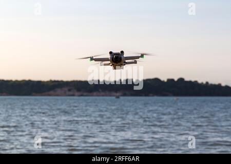 Nahaufnahme der DJI Mini 3 Pro Drohne, die im Juli in Studland, Dorset, Großbritannien fliegt Stockfoto