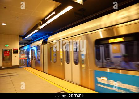 Los Angeles, Kalifornien: Historische Broadway Metro Rail A Line und E Line Station wurden am 16. Juni 2023 eröffnet – Blick auf LA Metro Rail Train in Movement Stockfoto