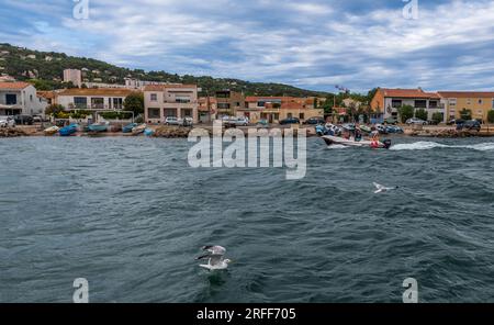 Quai de la Daurade gegenüber dem Pointe Courte-Viertel in Sète, Occitanie Stockfoto