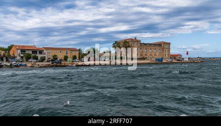 Quai de la Daurade gegenüber dem Pointe Courte-Viertel in Sète, Occitanie Stockfoto