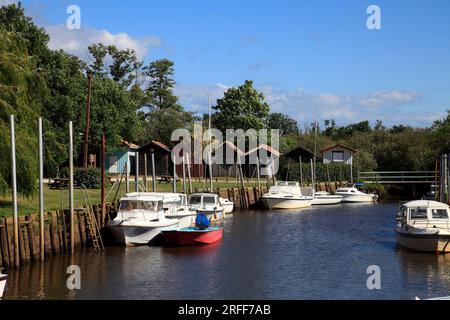 Farbige Hütten im Hafen von Biganos. Gironde, Frankreich Stockfoto